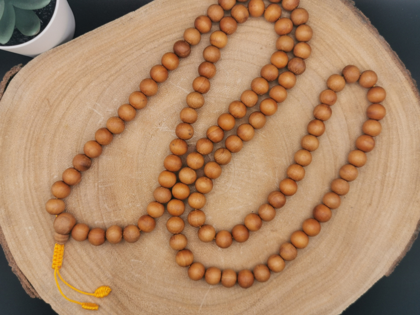 Sandelholz Mala mit 108+1 Perlen (10mm) – handgefertigt in Nepal mit traditionellem Knoten